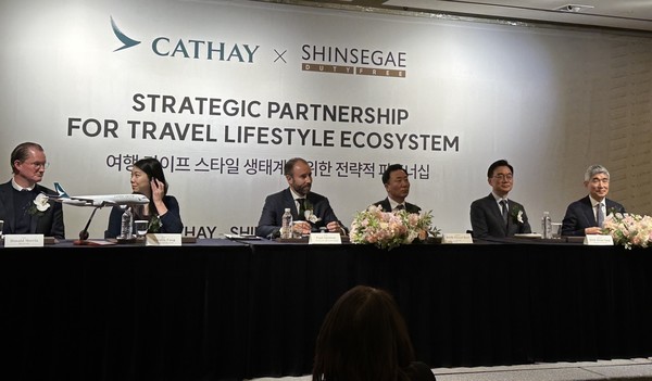19일 조선호텔에서 열린 신세계면세점과 글로벌 10대 항공사 캐세이퍼시픽이 업무협약 체결식 후 이어진 기자 간담회에서 유신열 대표이사(오른쪽 3번째)와 폴 스미튼 캐세이 아시아마일즈 CEO가 기자들의 질문에 답변하고 있다. 