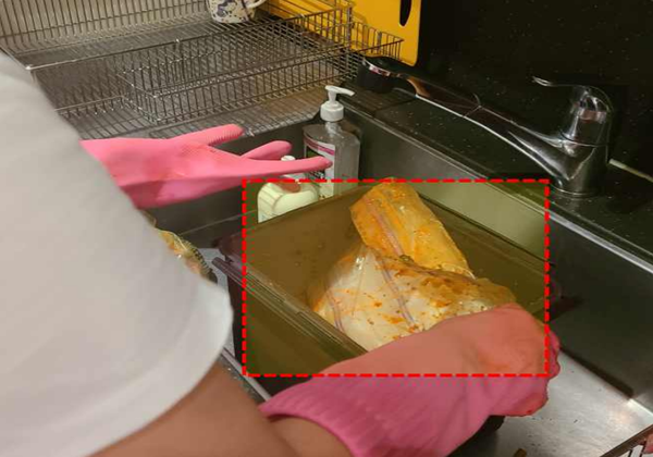 BNK경남은행 투자금융부장 이 모 씨의 집 김치통 속에서 비닐백으로 감싼 돈 다발(빨간 점선)이 나왔다. [출처: 서울중앙지검]