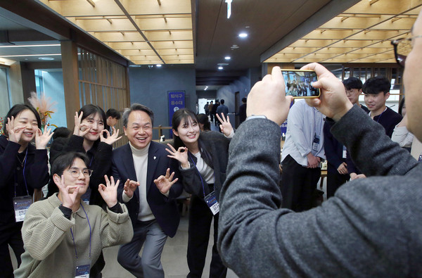 진옥동 회장(왼쪽 3번째)이 신입사원들과 기념사진을 찍었다. [출처: 신한금융그룹]