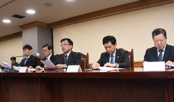 시장안정조치를 발표하는 최상목 부총리(왼쪽 3번째). [출처: 기획재정부]