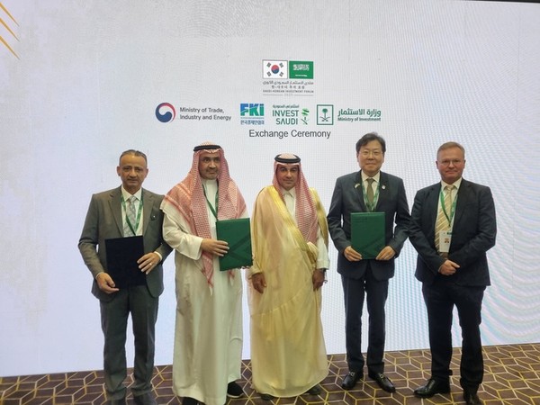  * 김용구 도화엔지니어링 사장(오른쪽 두번째)과 SAB Investment Limited 등 관계자들이 지난해 10월 22일 열린 스마트시티 프로젝트 개발 및 사업화를 위한 업무협약식에서 기념촬영을 하고 있다. /사진= 도화엔지니어링