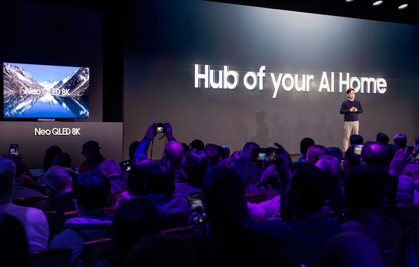  * 미국 라스베이거스에서 열리는 세계 최대 전자 전시회 'CES 2024' 개막에 앞서 7일(현지시간) 진행된 '삼성 퍼스트 룩 2024(Samsung First Look 2024)' 행사에서 삼성전자 영상디스플레이사업부장 용석우 사장이 발표하고 있는 모습 이 날 행사에는 글로벌 미디어 400여 명이 참석했다.(사진=삼성전자)