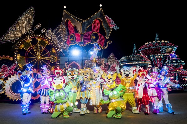 반짝이는 전구로 만든 달빛의상을 입은 요정 캐릭터들이 나오는 '문라이트 포토파티'