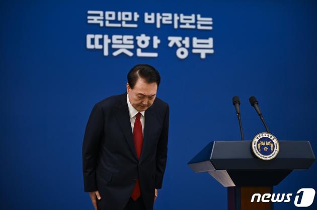 윤석열 대통령이 갑진년 새해 첫 날인 1일 용산 대통령실 청사에서 신년사를 발표한 후 인사하고 있다. (대통령실 제공) 2024.1.1/뉴스1 ⓒ News1 오대일 기자