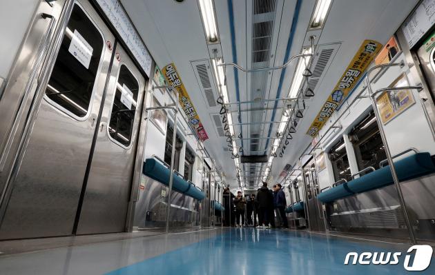 9일 오후 서울 창동차량사업본부에 의자 없는 칸으로 개조된 4호선 열차가 시범 운영을 앞두고 기지에 세워져 있다. 2024.1.9/뉴스1 ⓒ News1 장수영 기자