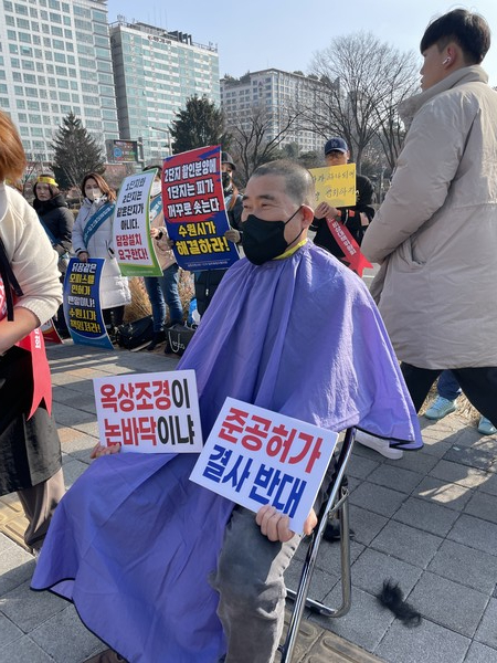 지난 2월 8일 수원 금호리첸시아퍼스티지 1단지 입주예정자들이 삭발까지 감행하며 준공승인을 반대하는 집회를 열었다. (사진제공. 입주예정자협의회)