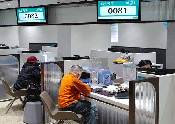 하나은행의 경기도 고양시 시니어 특화 점포. 큰 글씨 안내, 쉬운 말 ATM(현금자동입출금기)으로 중∙장년층의 금융 접근성을 높이고 문턱을 낮췄다. [출처: 하나은행]