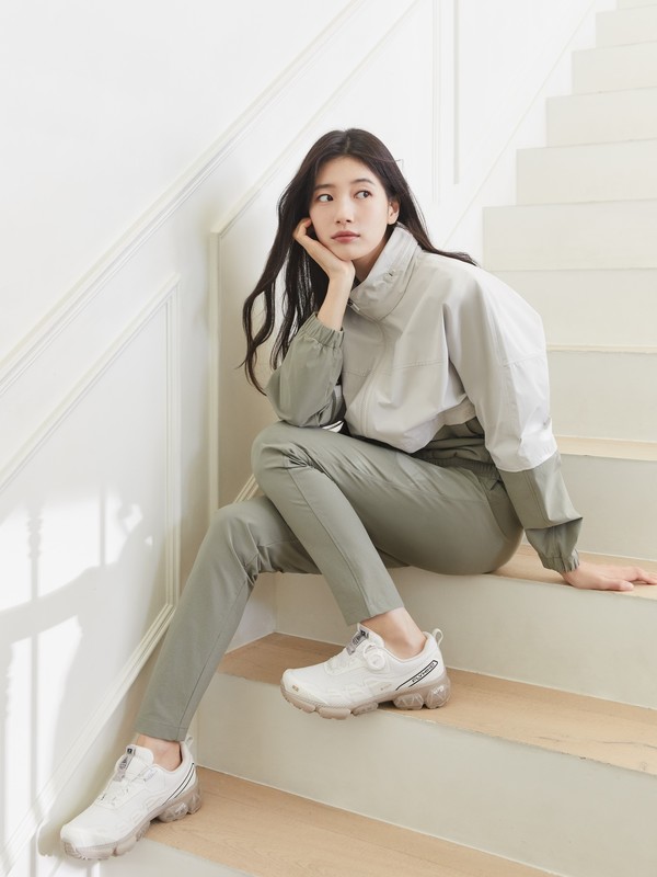 플라이슈트 셋업을 입은 수지 (사진제공. K2)