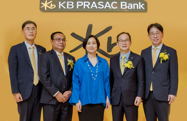 왼쪽부터 김현종 KB프라삭은행 부행장, 옴쌈은 KB프라삭은행장, 찌아 세레이 캄보디아 중앙은행 총재, 양종희 KB금융그룹 회장, 이재근 KB국민은행장이다. [출처: KB국민은행]