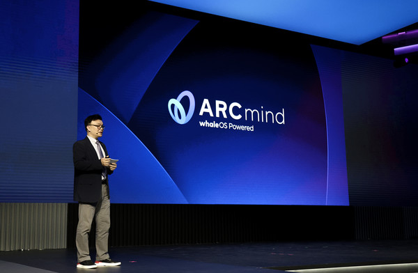 LEAP 2024에서 키노트를 진행하고 있는 석상옥 네이버랩스 대표