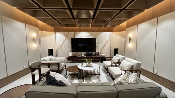 하나 50+ 컬처뱅크 중장년 맞춤형 음악감상실. [출처: 하나은행]