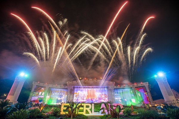 에버랜드의 밤하늘을 화려하게 수놓는 멀티미디어 불꽃쇼 '에버토피아'