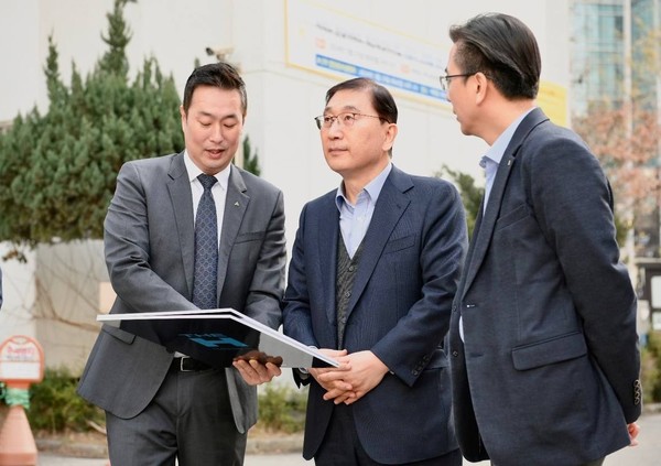 윤영준 현대건설 대표이사(가운데)가 13일 여의도 한양아파트 재건축정비사업 현장을 방문해 설명을 듣고 있다.(사진제공. 현대건설)