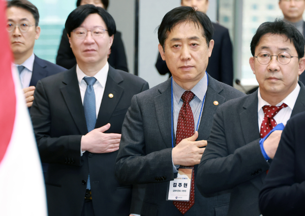 왼쪽 2번째부터 김소영 금융위원회 부위원장과 김주현 금융위원장이다. [출처: 금융위원회]