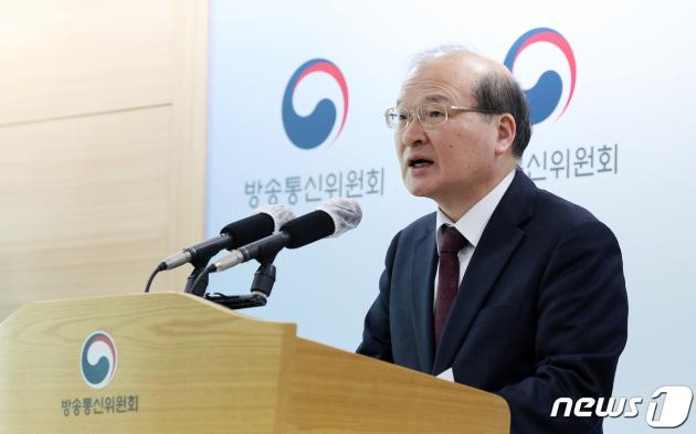 이상인 방송통신위원회 부위원장이 13일 경기 과천시 방송통신위원회에서 제14차 방송통신위원회 회의 결과를 브리핑하고 있다. 이날 방송통신위원회는 '이동통신단말장치 유통구조 개선에 관한 법률(단통법)' 고시 제정안과 일부 개정안을 의결했다. 2024.3.13/뉴스1 ⓒ News1 김성진 기자