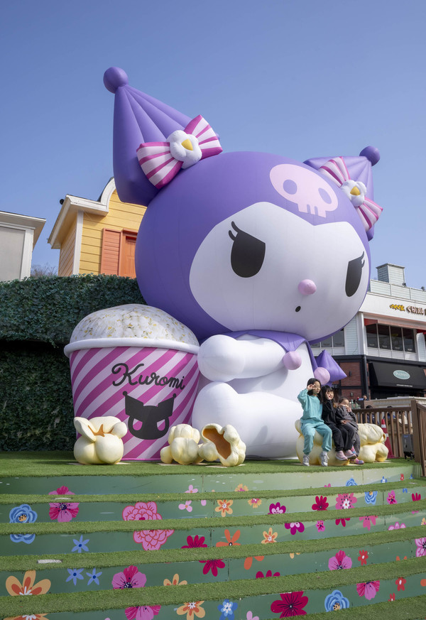 어린이들이 초대형 자이언트 쿠로미 포토존에서 기념사진을 남기고 있다.