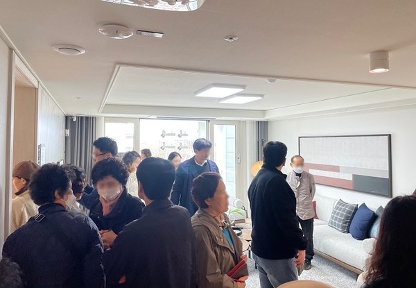  대구 범어 아이파크 견본주택을 방문한 고객들