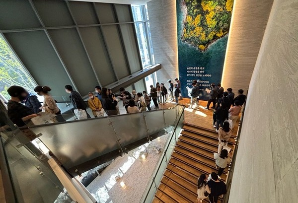 '일광 노르웨이숲 오션포레' 유니트 관람을 위해 대기하는 고객들