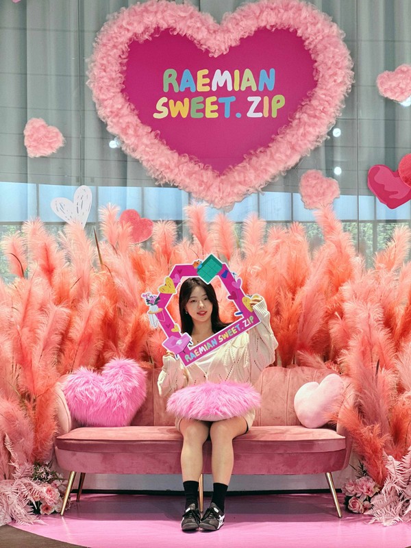 관람객이 핑크뮬리로 꾸민 스위트 라운지 공간에서 사진을 찍고 있다 (출처. 삼성물산)