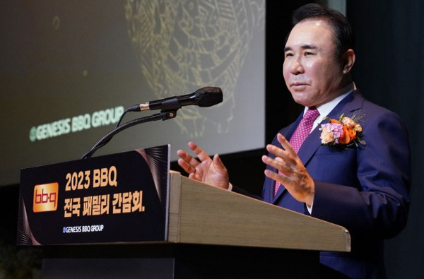  * 윤홍근 회장이 대외적으로 가족관계('패밀리') 등 상생을 역설하는 것과 달리 내부에서는 군대식 조직문화로 직원들의 줄퇴사가 이어지고 있다. 사진은 윤 회장이 지난 2월 열린 '2023 BBQ 전국 패밀리 간담회'에서 '패밀리' 정신을 강조하며 인사말하는 모습. [사진=제너시스BBQ]