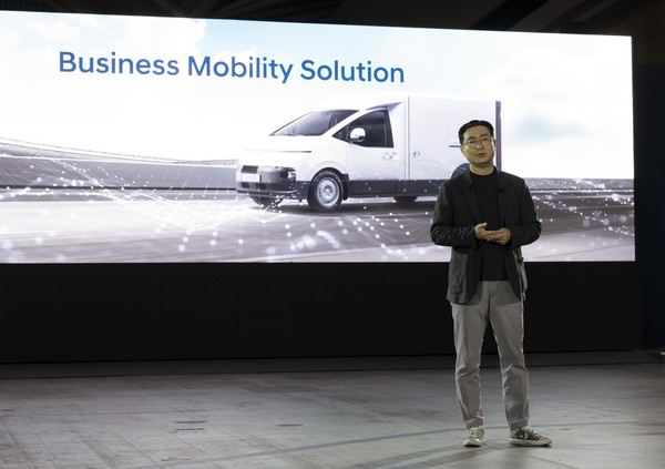 ST1 미디어 발표회에서 현대자동차 국내사업본부장 정유석 부사장이 발표를 하고 있는 모습