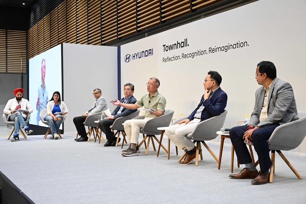 현대차 인도권역본부 델리 신사옥에서 열린 타운홀미팅에서 인도권역 현지 직원들의 질문에 답하고 있는 정의선 회장