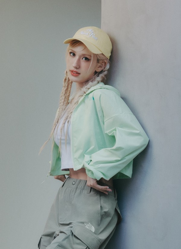 아이스 런 재킷을 착용한 노스페이스 홍보대사 전소미 (사진. 노스페이스)