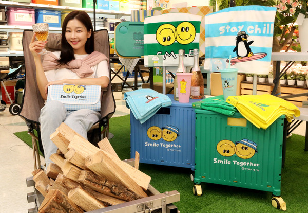 이마트가 본격적인 캠핑 시즌에 맞춰 인기 일러스트레이터 '노이신' 작가와 협업한 한정판 캠핑/피크닉 용품 18종을 선보인다. (사진제공. 이마트)