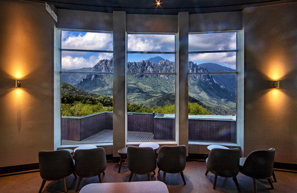 스타벅스 영랑호리조트점 내부 사진 (사진. 신세계센트럴시티)