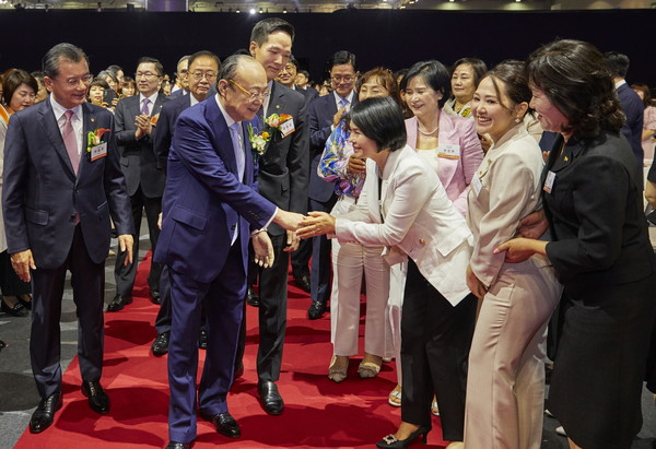 김승연 한화그룹 회장(앞줄 왼쪽 두 번째)이 한화생명금융서비스 연도대상 시상식에서 FP들과 악수하며 격려했다. 김승연 회장 왼쪽이 여승주 한화생명 대표이사 부회장이고, 오른쪽이 김동원 사장이다. [출처: 한화생명]