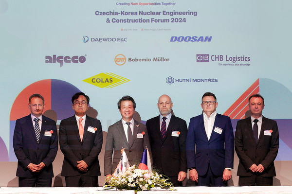 백정완 사장(왼쪽 세 번째)이 27일 체고 현지에서 MOU를 체결하고 기념 사진을 촬영하고 있다.(사진제공. 대우건설)