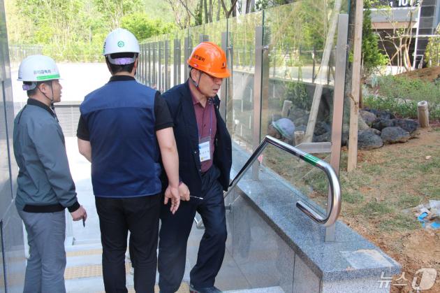 전남도 공동주택 품질점검단이 9일 오후 하자 논란이 불거진 전남 무안군 한 대단지 신축 아파트의 시공 상태를 점검하고 있다. 2024.5.9/뉴스1 ⓒ News1 박지현 기자