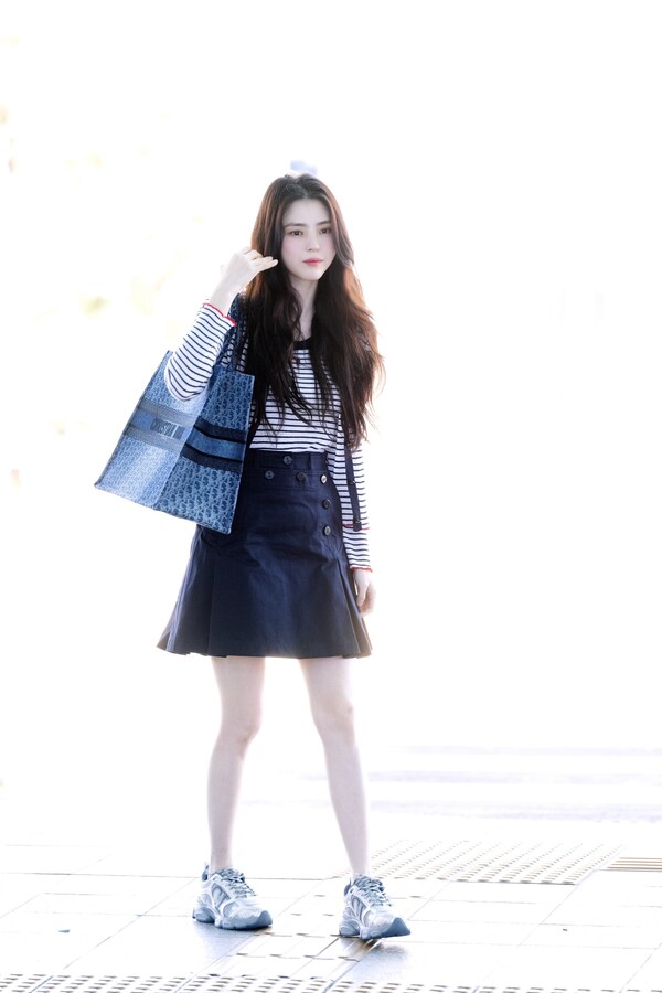 배우 한소희의 공항패션 (사진제공. 디올)