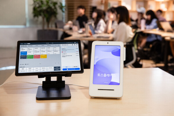 왼쪽부터 매장관리 소프트웨어 ‘토스 포스’와 결제 단말기 ‘토스 프론트’ [출처: 토스플레이스]