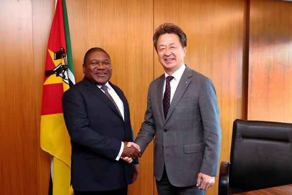 백정완 대우건설 사장과 필리프 자신투 뉴시 모잠비크 대통령 (사진제공. 대우건설)