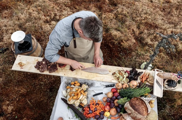 에스토니아의 청정 자연 속에서 탄생한 유기농 식재료로 요리하는 모습