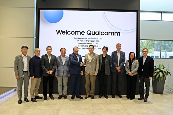 10일(현지시간) 미국 새너제이에 있는 삼성전자 DSA에서 기념 사진을 촬영하는 모습. 좌측부터 한진만 DSA 부사장, 최시영 파운드리사업부장, 기창(Kee Chang) 퀄컴 CPO, 전영현 DS부문장, 크리스티아노 아몬(Cristiano Amon) 퀄컴 사장 겸 CEO, 이재용 삼성전자 회장, 로아웬 첸(Roawen Chen) 퀄컴 CSCOO, 제임스 톰슨(James Thompson) 퀄컴 CTO, 알리자 로슨(Aleeza Lawson) 퀄컴 Chief of Staff, 이정배 메모리사업부장