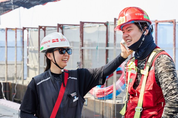 광명 센트럴 아이파크 현장에서 박지은 보건관리자가 직접 근로자의 체온을 측정하며 건강상태를 확인하고 있다.(사진. HDC현대산업개발)