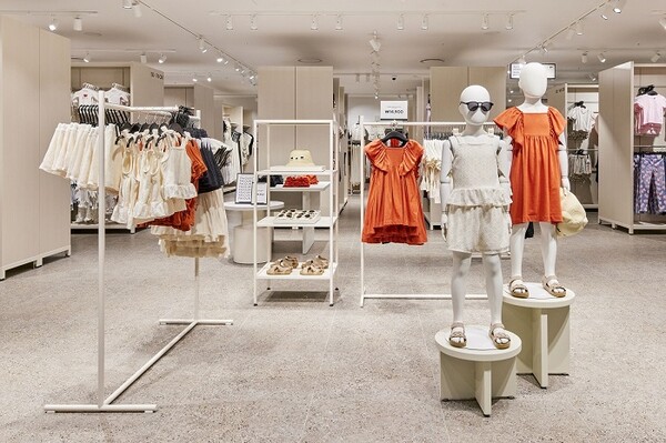 H&M 엔터식스 안양역점 아동복 섹션 전경