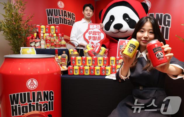 14일 서울 중구 더 플라자 호텔에서 우량예그룹 모델들이 '우량하이볼'을 선보이고 있다. 우량하이볼은 하이볼에 대한 선호도가 상승 중인 국내 시장을 대상으로 처음 출시되는 제품이며, 중국 백주 특유의 풍미를 느낄 수 있는 오리지널과 누구나 쉽게 즐길 수 있는 상큼한 과일 맛이 느껴지는 레몬 2종으로 출시된다. 2024.6.14/뉴스1 ⓒ News1 허경 기자