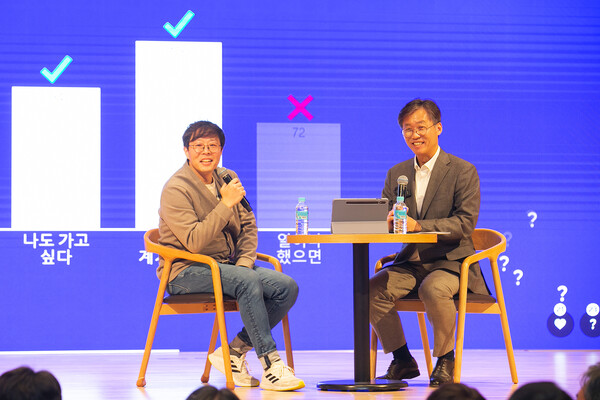 최우형 케이뱅크 행장(오른쪽)이 지난 1월 취임 직후 케이뱅크 전 직원이 참가한 소통미팅에서 질의에 답하고 있다. [출처: 케이뱅크]