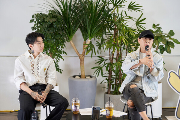 박재범 모어비전 대표(왼쪽)과 장윤중 카카오엔터테인먼트 대표