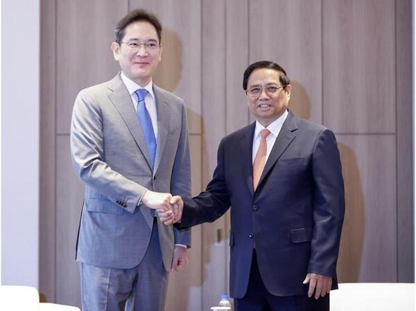 팜민찐 베트남 총리가 2일 서울 롯데호텔에서 이재용 회장과 악수를 하고 있다. (사진출처. 베트남 관보 VGP) 