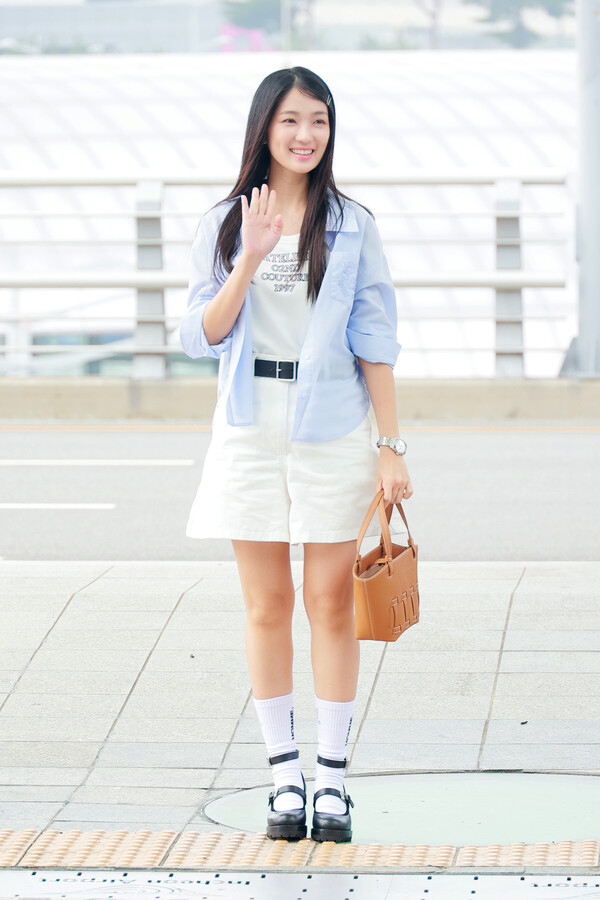 배우 김혜윤이 상큼발랄한 미소로 꾸안꾸 공항패션을 선보였다. (사진제공. 오즈세컨)