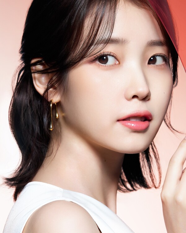 아이유 퓨어 컬러 젤리 글로우 밤 뷰티 화보 (사진제공. 에스티로더)