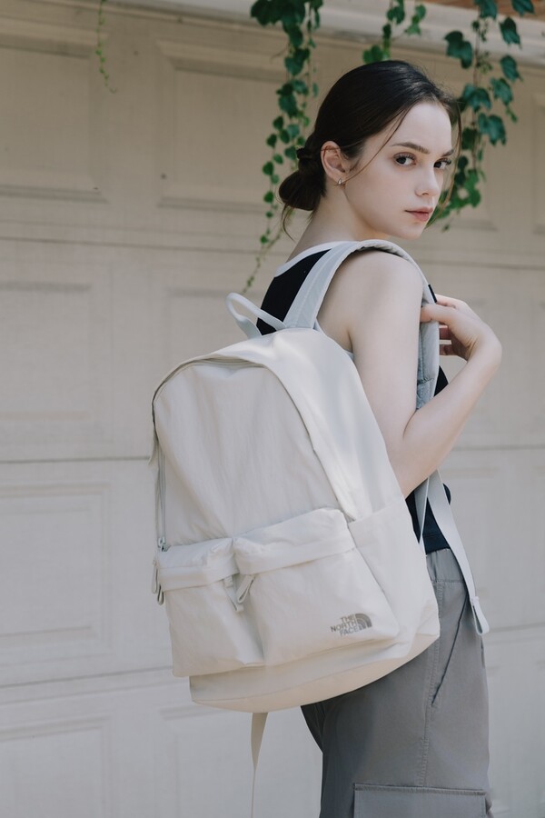 400g의 경량성에 넉넉한 수납공간을 갖춘 ‘TNF 데이 팩’ (사진제공. 노스페이스)