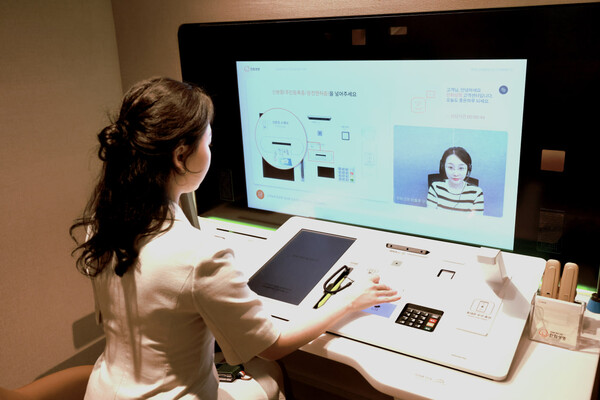 인천 부평 고객센터의 화상상담창구 ‘디지털 데스크’ [출처: 한화생명]