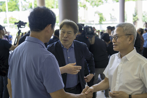 WHC 개원식 전 글로벌세아 그룹 김웅기 회장과 쌍용건설 김석준 회장이 싱가포르 보건부 옹예쿵 장관과 환담을 나누고 있다. (오른쪽부터) 글로벌세아 그룹 김웅기 회장, 쌍용건설 김석준 회장, 싱가포르 보건부 옹예쿵 장관 (사진제공. 쌍용건설)