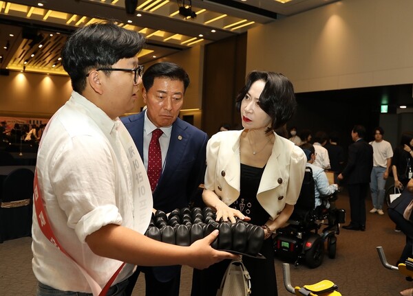 장혜선 롯데재단 이사장(사진 오른쪽)이 보조기기에 대한 설명을 듣고 있다