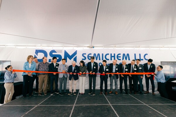  * 오른쪽부터 동진쎄미켐 USA 이종호 이사, 삼성물산 미주총괄 박호찬 부사장, 건설 담당한 마루베니 (MPCI)의 마사유키 니시무라 사장, 엔지니어링을 담당한 미쯔비시 엔지니어링의 시게히로 우와모리 상, 미쯔비시 케미컬 랜디 퀸 부사장, 삼성물산 상사부문 이재언 사장, 동진쎄미켐 이준혁 부회장 부부, 마틴사 루벤마틴 회장, DSM 안태용 법인장, 그 오른쪽으로 지역 및 시정부 관계자로 이반 웨이스(Evan Weiss) 시의회 의원, 헤일 카운티 데이비드 멀 판사, 제프리 스나이더 시 매니저, 크리스티 어데이 경제개발국장이 준공식에 참석했다. 